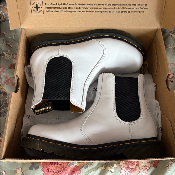 Dr. martens Chelsea Boots New in Box - Picture 1 of 6